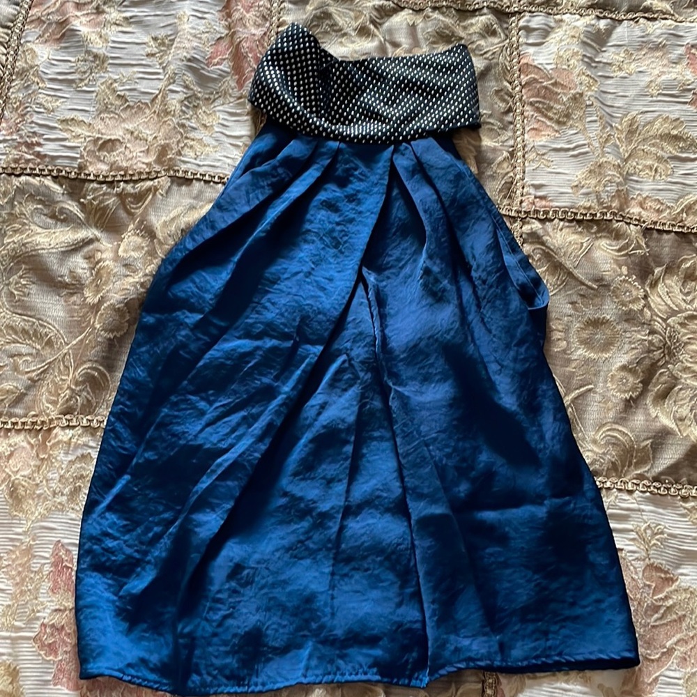Choker sleeveless top